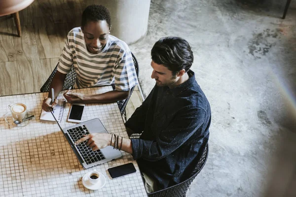 Colegas Discutiendo Trabajo Portátil — Foto de Stock