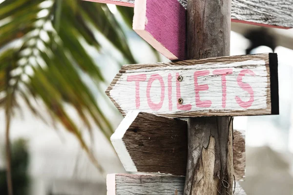 Hölzerne Wegweiser Den Toiletten — Stockfoto