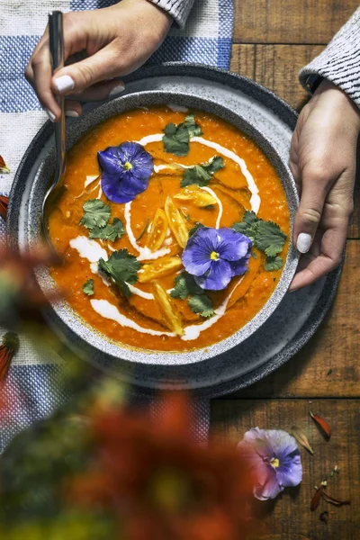 Sopa Tomate Colorida Vegan Servindo Uma Mesa Madeira — Fotografia de Stock