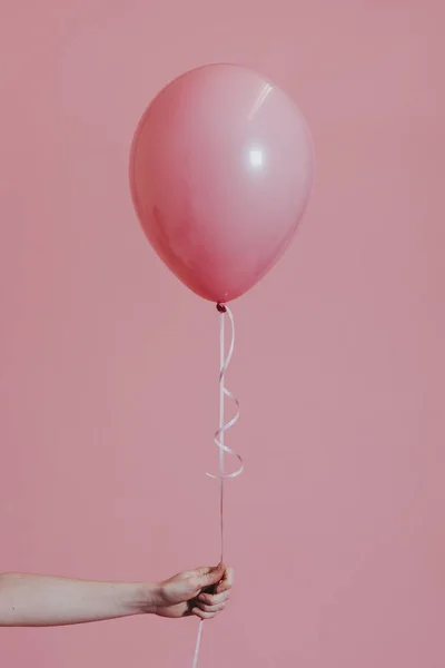 Mujer Sosteniendo Globo Rosa —  Fotos de Stock