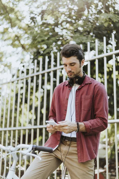 Uomo Caucasico Sms Mentre Seduto Sulla Moto — Foto Stock