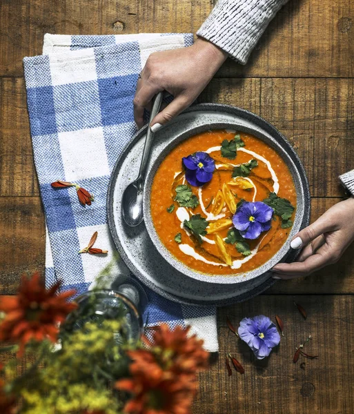 Sopa Tomate Colorida Vegan Servindo Uma Mesa Madeira — Fotografia de Stock