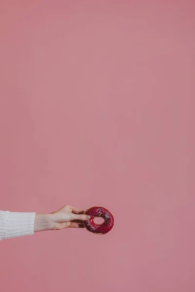 Mulher Segurando Donut Envidraçado — Fotografia de Stock