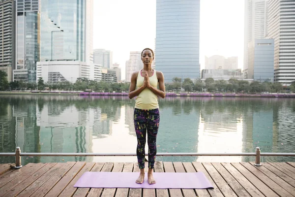 Siyah Bayan Bir Parkta Meditasyon Yapma — Stok fotoğraf