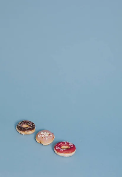 Kleurrijke Smakelijke Geglazuurde Donut Met Hagelslag — Stockfoto