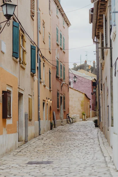 Turuncu binalarile dar sokak