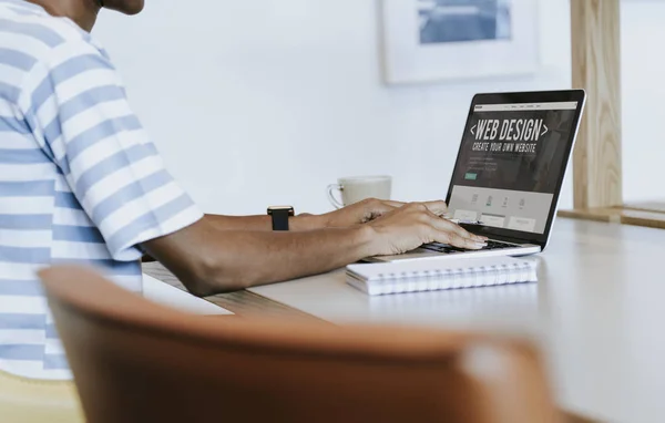 Senhora Negra Trabalhando Laptop Seu Escritório — Fotografia de Stock