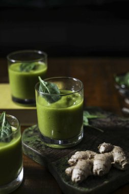 Vejetaryen ıspanak ve zencefil güler yüzlü içki