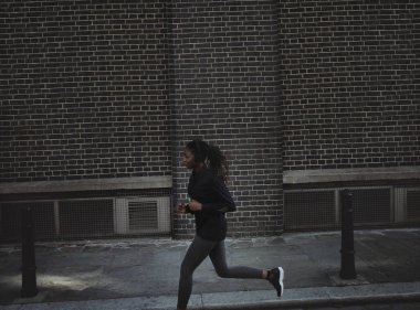 Bir şehirde koşu sportif kadın
