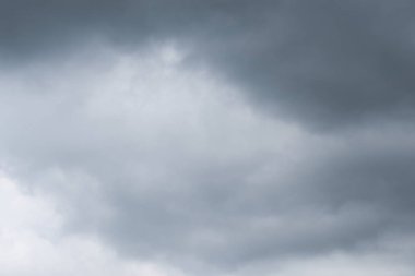 Gri yağmur bulutları gökyüzünde