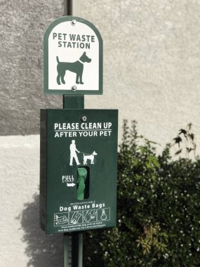 Yeşil açık evde beslenen hayvan atık istasyonu