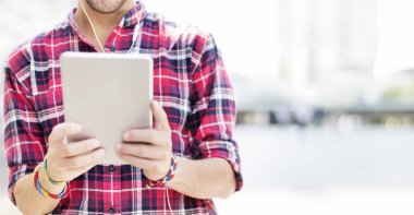 Tabletten film izleyen adam