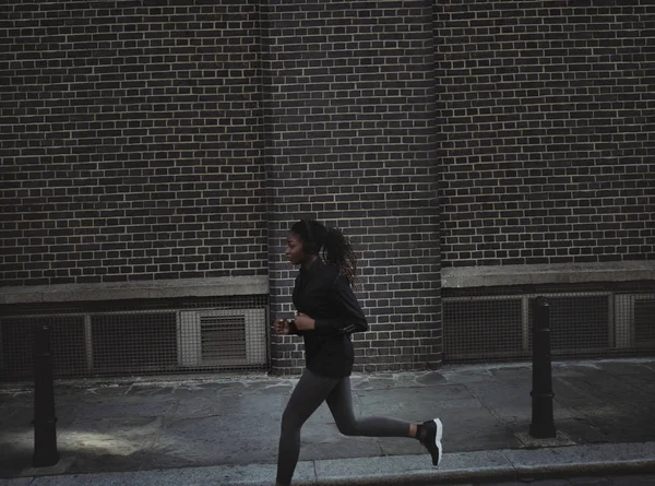 Femme Sportive Faisant Jogging Dans Une Ville — Photo