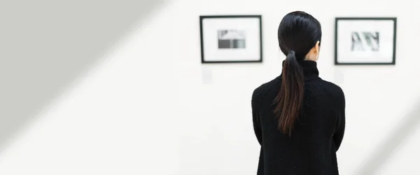 Mujer Asiática Una Exposición Arte — Foto de Stock