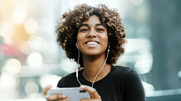 Mädchen Hört Musik Von Ihrem Handy — Stockfoto