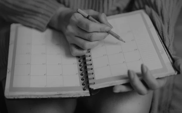 Mulher Escrevendo Seu Planejador Diário — Fotografia de Stock