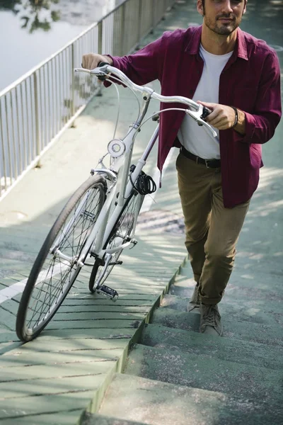 Homem Caucasiano Empurrando Sua Bicicleta Para Cima Colina — Fotografia de Stock