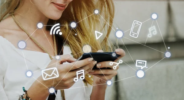 Mujer Usando Teléfono Móvil Con Tecnología — Foto de Stock