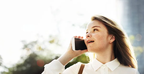 Jovem Mulher Falando Telefone Uma Cidade — Fotografia de Stock