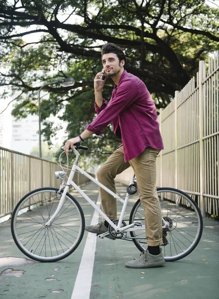 Jovem Caucasiano Telefone Bicicleta Parque — Fotografia de Stock