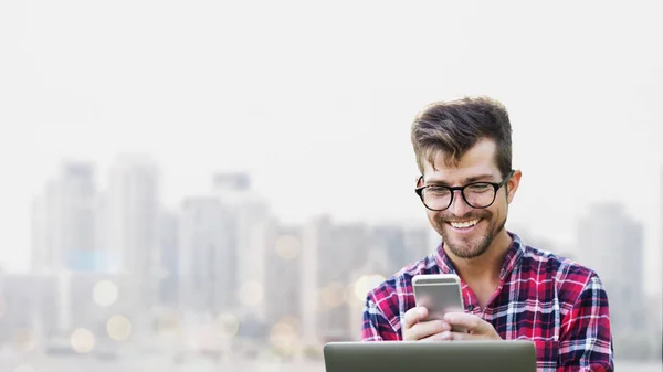 Man Texting Een Stad — Stockfoto