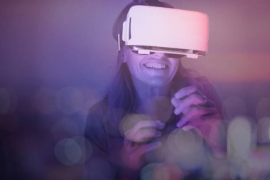 Kadın kulaklıktan zevk alıyor.