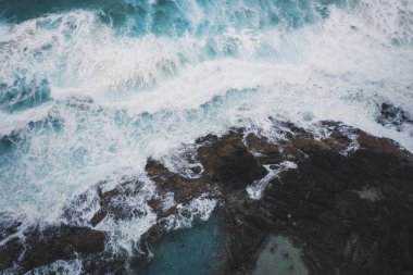 Dalgalar deniz ve kayalık sahil dron görünümü