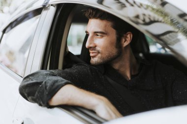 arabada otururken yakışıklı erkek sürücü