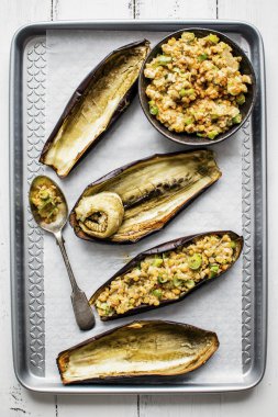 Sağlıklı ev yapımı közlenmiş patlıcan dolması