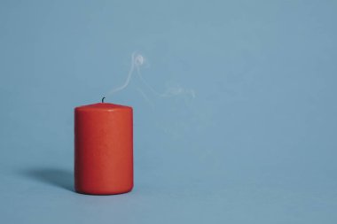 Buharlaşan alevler ile kırmızı mum