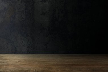 Ahşap tahta ürün arka plan ile düz koyu siyah duvar