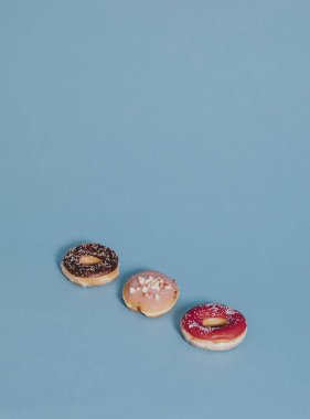 Sprinkles ile renkli lezzetli sırlı çörek