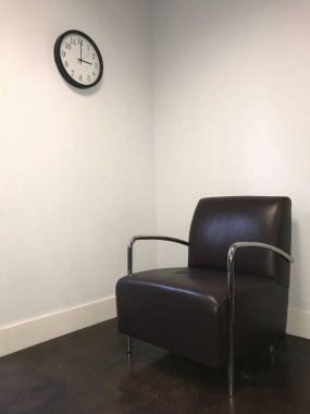 Siyah deri sandalye bir bekleme odasında