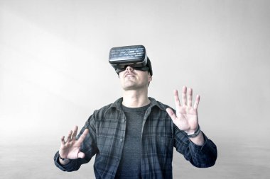 VR kulaklıktan hoşlanan bir adam