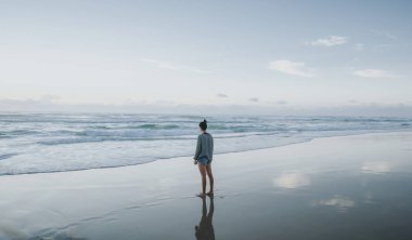 Sabah sahilde duran kadın
