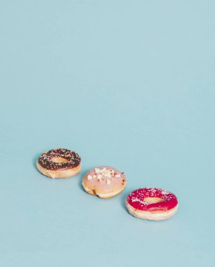 Sprinkles ile renkli lezzetli sırlı çörek