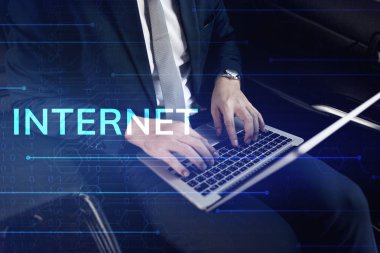 Arabada dizüstü bilgisayar üzerinde çalışan işadamı