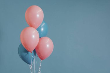 Pastel pembe ve mavi balonlar
