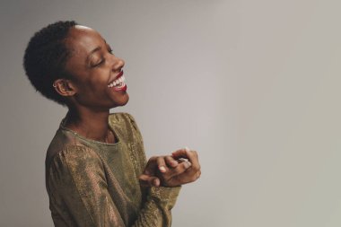 Neşeli bir siyah kadının yan görünümü