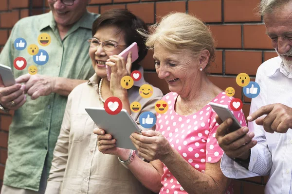 Anziani Diversi Che Utilizzano Dispositivi Digitali — Foto Stock