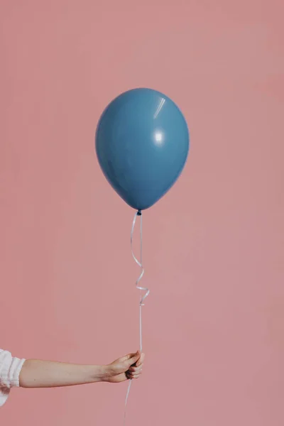 Menina Segurando Balão Azul Pastel — Fotografia de Stock