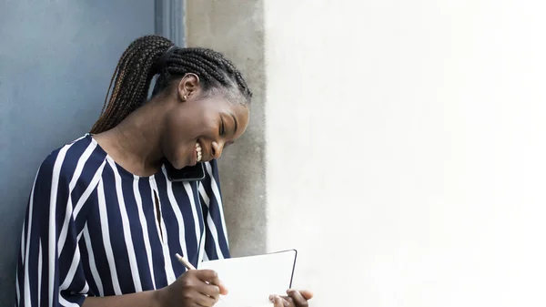 Mujer Teléfono Mientras Toma Notas — Foto de Stock