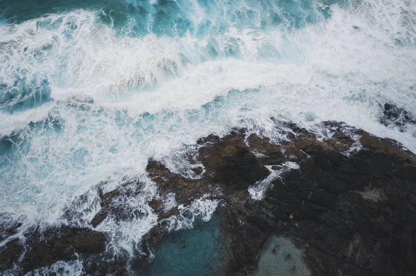 Vista Drone Das Ondas Mar Costa Rochosa — Fotografia de Stock