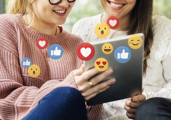 Mujeres Viendo Una Transmisión Vivo Una Tableta Digital —  Fotos de Stock