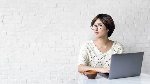 Aziatische Vrouw Met Behulp Van Een Laptop — Stockfoto