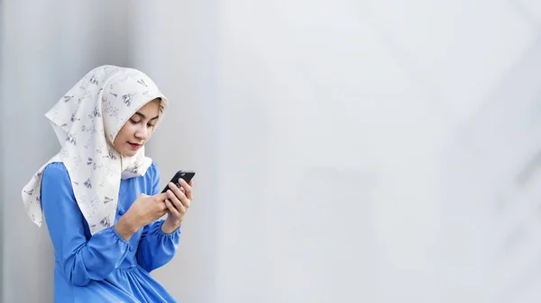 Parkta Bir Akıllı Telefon Kullanan Müslüman Kız — Stok fotoğraf