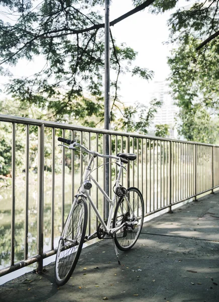 Estacionamento Bicicleta Branca Lado Rua — Fotografia de Stock