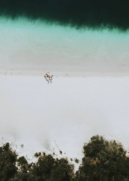 白いビーチに人のドローン ビュー — ストック写真