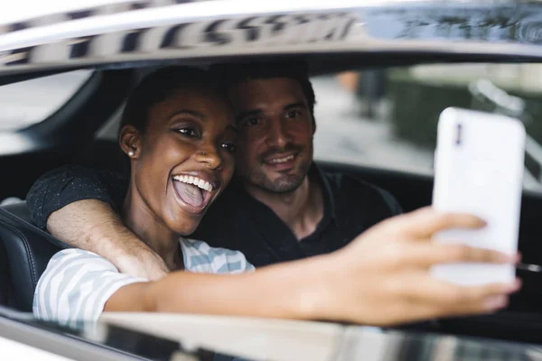 Glückliches Und Liebevolles Paar Beim Selfie Auto — Stockfoto