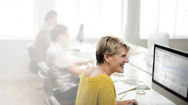 Frau Mittleren Alters Arbeitet Computer — Stockfoto